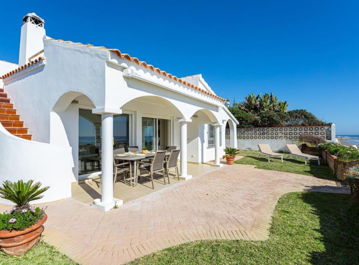Charming Villa On The Seafront Марбелья Екстер'єр фото